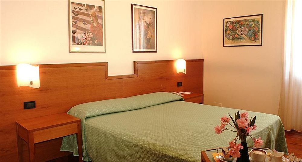 Euro Hotel Нуоро Екстериор снимка